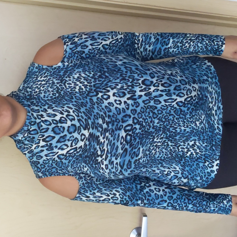 T neck/cut out shoulders - Picture 4 of 7